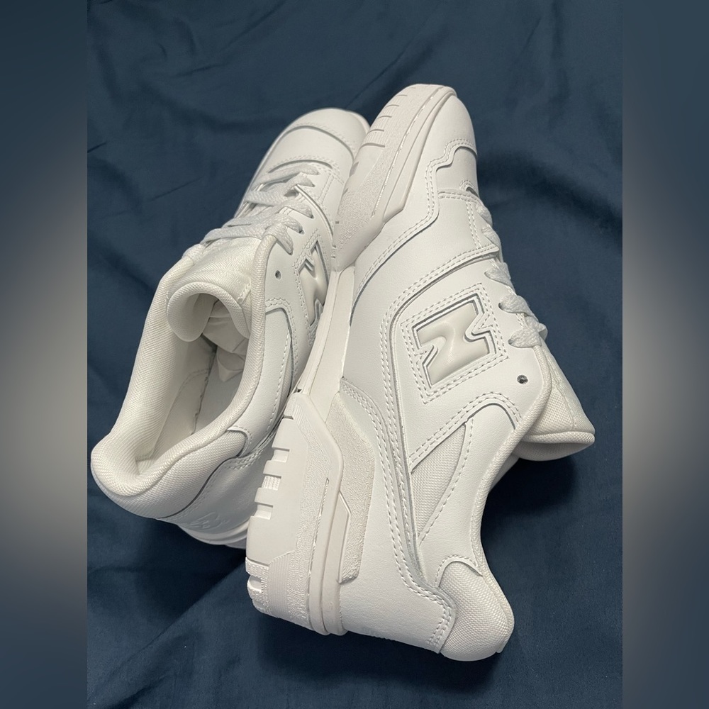 White leather sneakers. Mens size 7/ Womens size 8.5, EUR 40